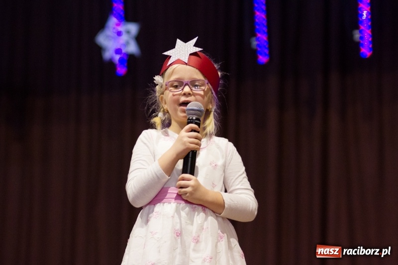 Zdjęcie w galerii na portalu naszraciborz.pl: MOK Krzanowice zapełniony po brzegi. Przedszkolaki przedstawiły Jasełka  wiadomości z regionu