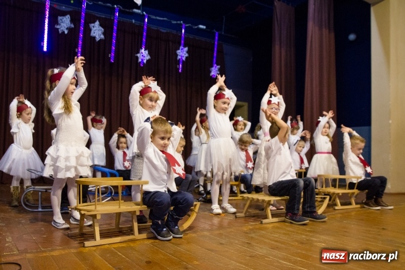 Zdjęcie w galerii na portalu naszraciborz.pl: MOK Krzanowice zapełniony po brzegi. Przedszkolaki przedstawiły Jasełka  wiadomości z regionu