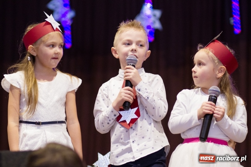 Zdjęcie w galerii na portalu naszraciborz.pl: MOK Krzanowice zapełniony po brzegi. Przedszkolaki przedstawiły Jasełka  wiadomości z regionu