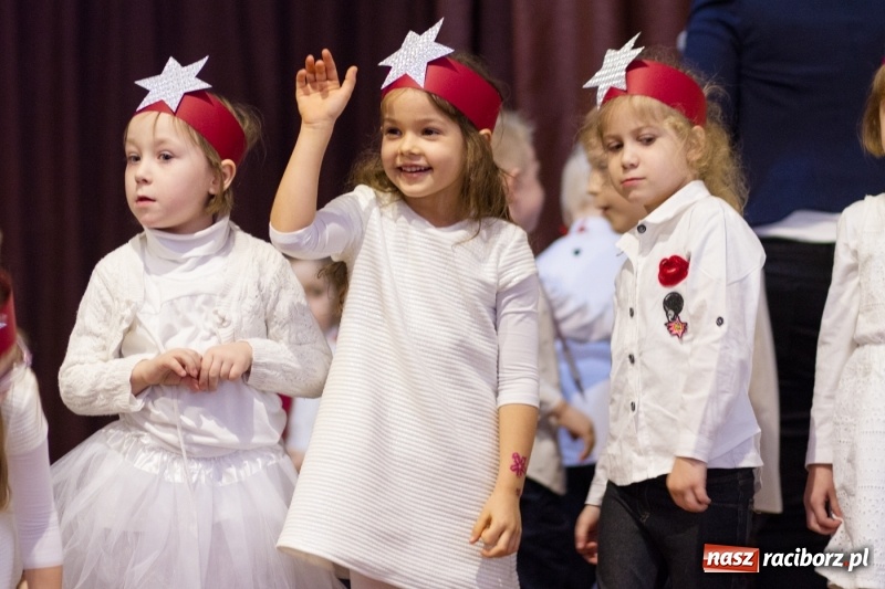 Zdjęcie w galerii na portalu naszraciborz.pl: MOK Krzanowice zapełniony po brzegi. Przedszkolaki przedstawiły Jasełka  wiadomości z regionu