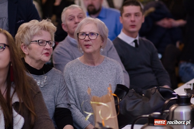 Zdjęcie w galerii na portalu naszraciborz.pl: MOK Krzanowice zapełniony po brzegi. Przedszkolaki przedstawiły Jasełka  wiadomości z regionu