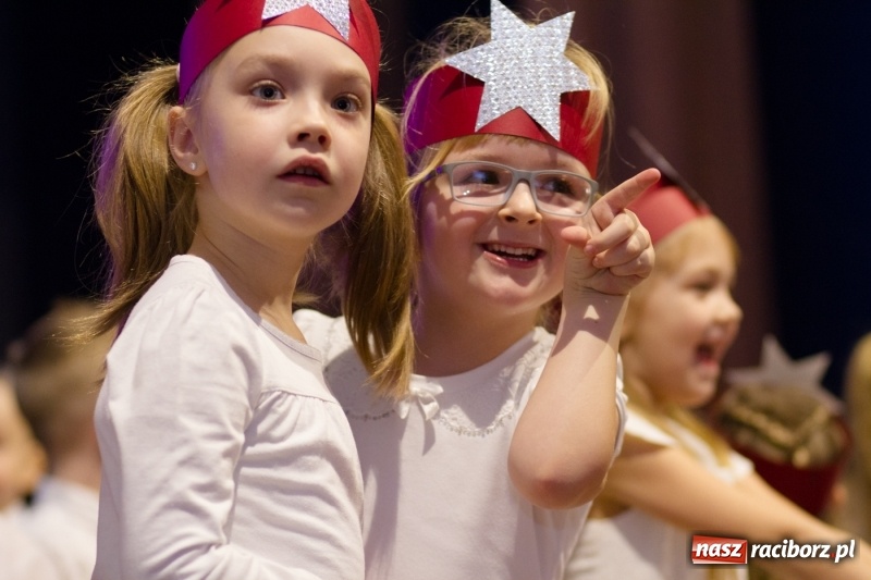 Zdjęcie w galerii na portalu naszraciborz.pl: MOK Krzanowice zapełniony po brzegi. Przedszkolaki przedstawiły Jasełka  wiadomości z regionu