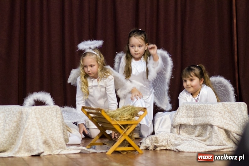 Zdjęcie w galerii na portalu naszraciborz.pl: MOK Krzanowice zapełniony po brzegi. Przedszkolaki przedstawiły Jasełka  wiadomości z regionu