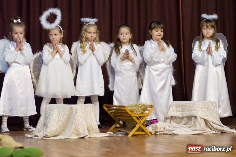 Zdjęcie w galerii na portalu naszraciborz.pl: MOK Krzanowice zapełniony po brzegi. Przedszkolaki przedstawiły Jasełka  wiadomości z regionu