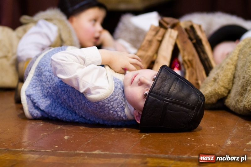 Zdjęcie w galerii na portalu naszraciborz.pl: MOK Krzanowice zapełniony po brzegi. Przedszkolaki przedstawiły Jasełka  wiadomości z regionu