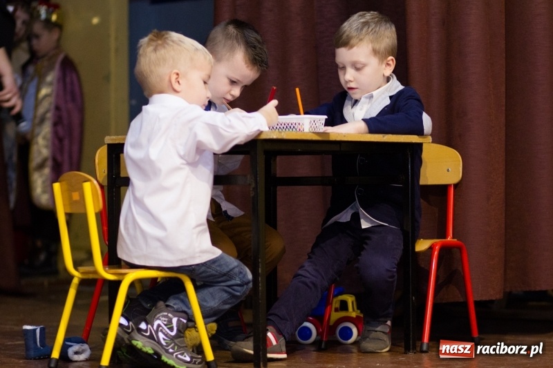 Zdjęcie w galerii na portalu naszraciborz.pl: MOK Krzanowice zapełniony po brzegi. Przedszkolaki przedstawiły Jasełka  wiadomości z regionu