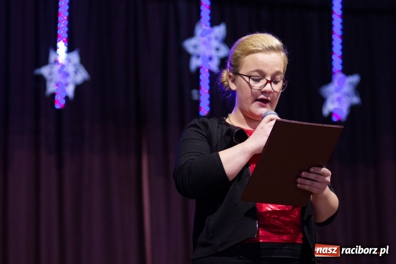 Zdjęcie w galerii na portalu naszraciborz.pl: MOK Krzanowice zapełniony po brzegi. Przedszkolaki przedstawiły Jasełka  wiadomości z regionu