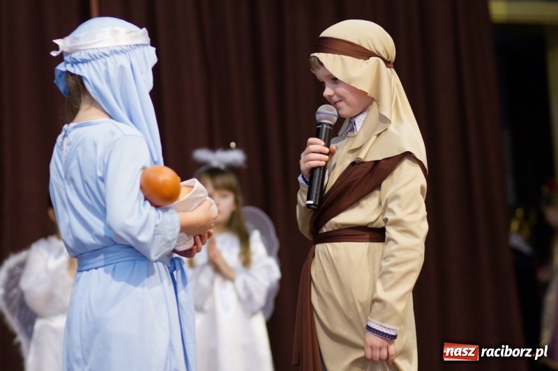 Zdjęcie w galerii na portalu naszraciborz.pl: MOK Krzanowice zapełniony po brzegi. Przedszkolaki przedstawiły Jasełka  wiadomości z regionu