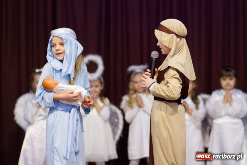 Zdjęcie w galerii na portalu naszraciborz.pl: MOK Krzanowice zapełniony po brzegi. Przedszkolaki przedstawiły Jasełka  wiadomości z regionu