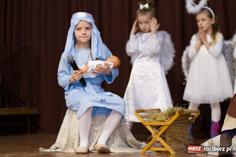 Zdjęcie w galerii na portalu naszraciborz.pl: MOK Krzanowice zapełniony po brzegi. Przedszkolaki przedstawiły Jasełka  wiadomości z regionu