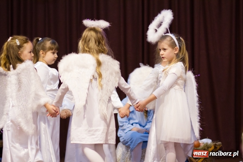 Zdjęcie w galerii na portalu naszraciborz.pl: MOK Krzanowice zapełniony po brzegi. Przedszkolaki przedstawiły Jasełka  wiadomości z regionu