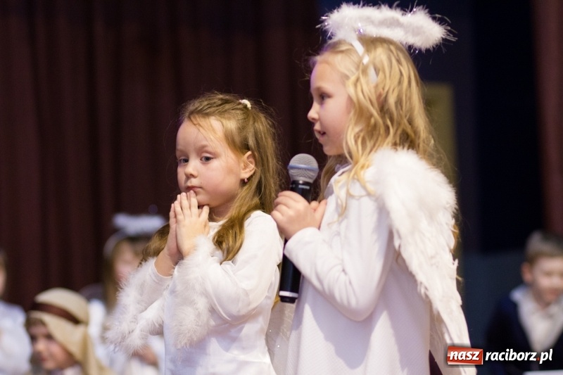 Zdjęcie w galerii na portalu naszraciborz.pl: MOK Krzanowice zapełniony po brzegi. Przedszkolaki przedstawiły Jasełka  wiadomości z regionu