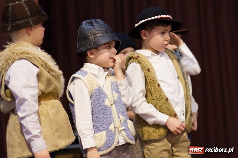 Zdjęcie w galerii na portalu naszraciborz.pl: MOK Krzanowice zapełniony po brzegi. Przedszkolaki przedstawiły Jasełka  wiadomości z regionu