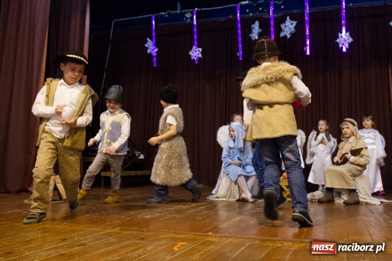 Zdjęcie w galerii na portalu naszraciborz.pl: MOK Krzanowice zapełniony po brzegi. Przedszkolaki przedstawiły Jasełka  wiadomości z regionu