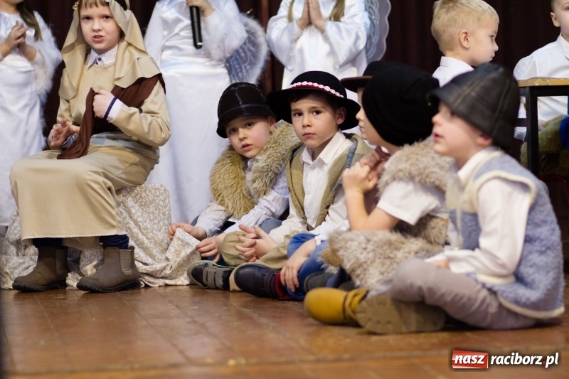 Zdjęcie w galerii na portalu naszraciborz.pl: MOK Krzanowice zapełniony po brzegi. Przedszkolaki przedstawiły Jasełka  wiadomości z regionu