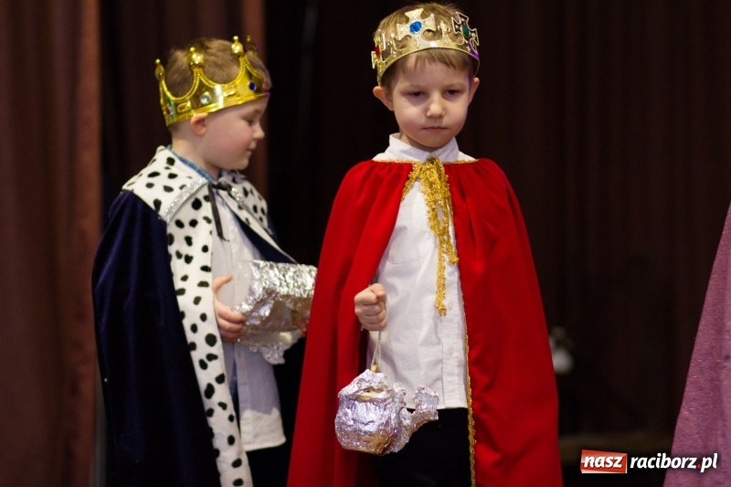 Zdjęcie w galerii na portalu naszraciborz.pl: MOK Krzanowice zapełniony po brzegi. Przedszkolaki przedstawiły Jasełka  wiadomości z regionu