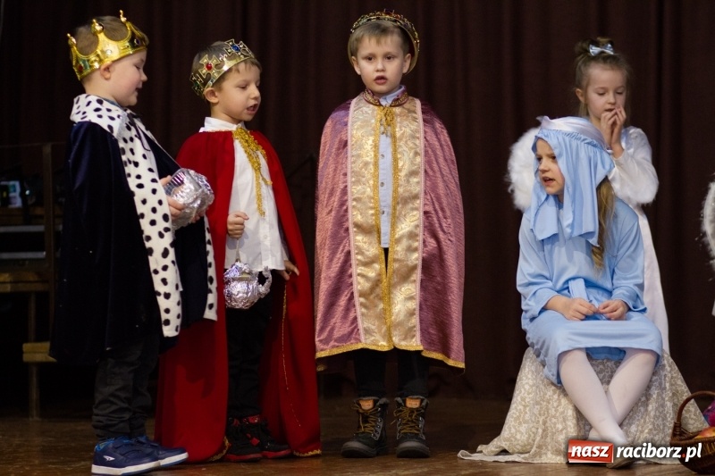 Zdjęcie w galerii na portalu naszraciborz.pl: MOK Krzanowice zapełniony po brzegi. Przedszkolaki przedstawiły Jasełka  wiadomości z regionu