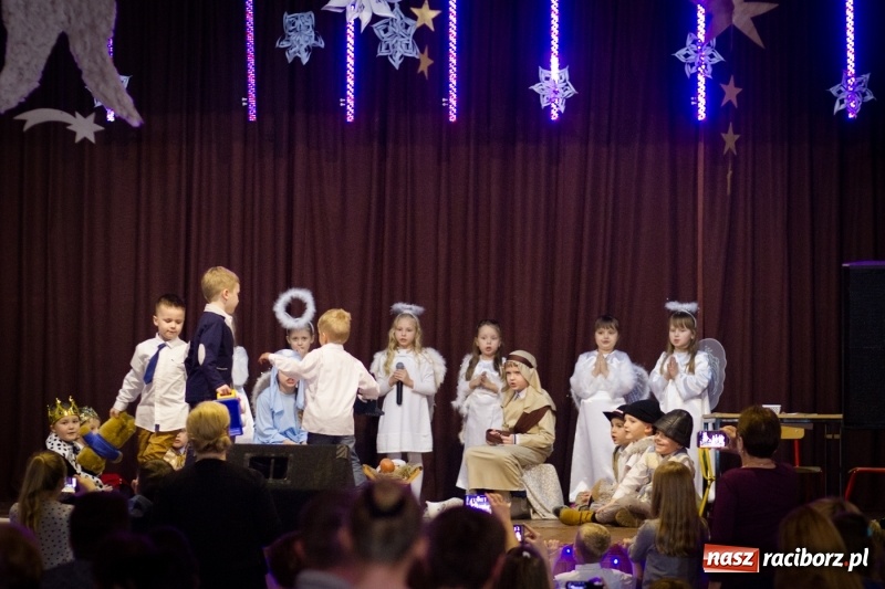 Zdjęcie w galerii na portalu naszraciborz.pl: MOK Krzanowice zapełniony po brzegi. Przedszkolaki przedstawiły Jasełka  wiadomości z regionu
