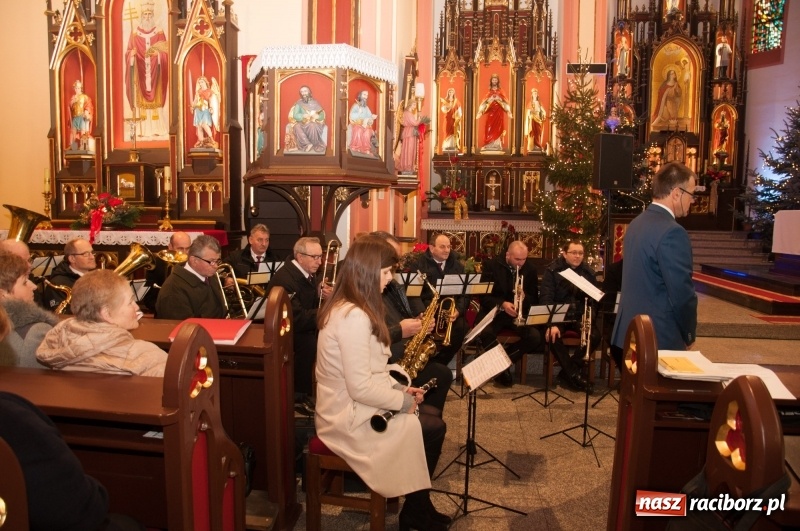 Zdjęcie w galerii na portalu naszraciborz.pl: Weihnachtskonzert – dziesięć chórów i zespołów na świątecznym koncercie DFK w markowickim kościele wiadomości z regionu