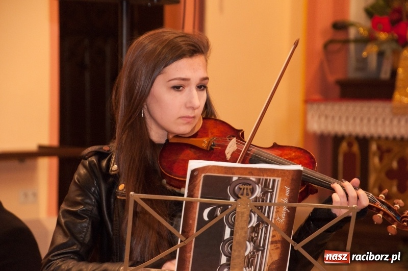 Zdjęcie w galerii na portalu naszraciborz.pl: Weihnachtskonzert – dziesięć chórów i zespołów na świątecznym koncercie DFK w markowickim kościele wiadomości z regionu