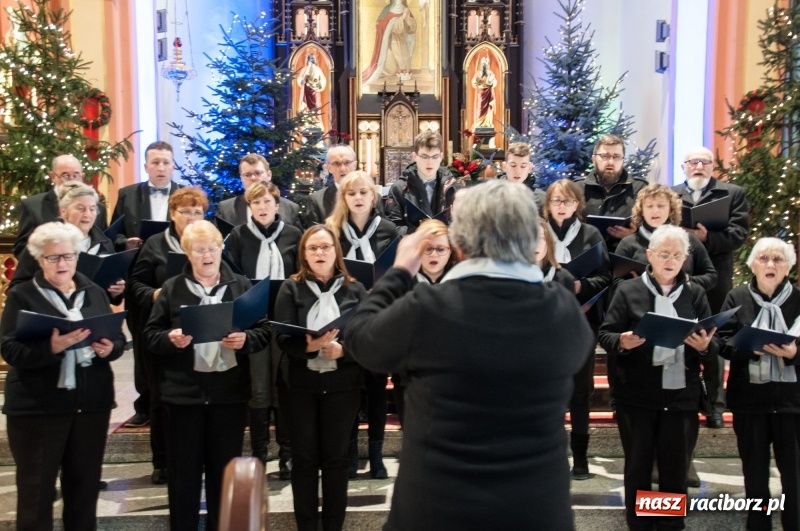 Zdjęcie w galerii na portalu naszraciborz.pl: Weihnachtskonzert – dziesięć chórów i zespołów na świątecznym koncercie DFK w markowickim kościele wiadomości z regionu