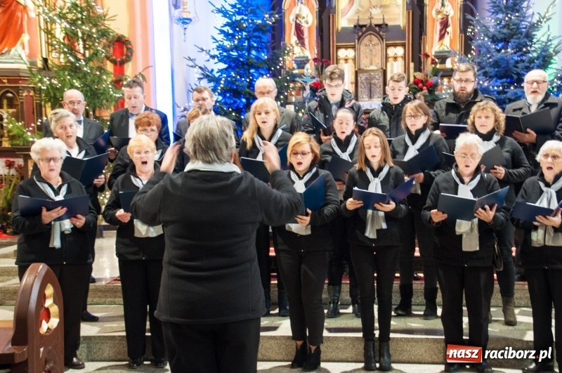 Zdjęcie w galerii na portalu naszraciborz.pl: Weihnachtskonzert – dziesięć chórów i zespołów na świątecznym koncercie DFK w markowickim kościele wiadomości z regionu