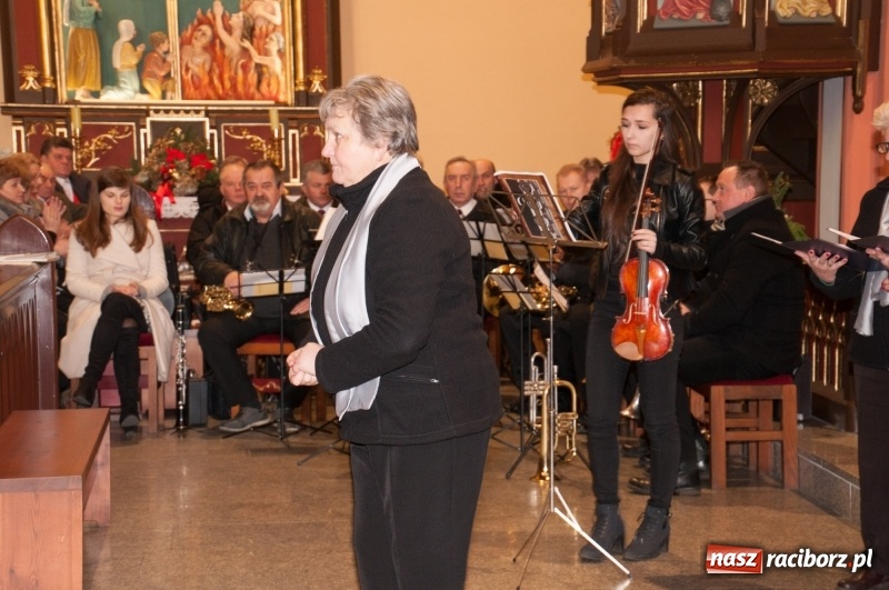 Zdjęcie w galerii na portalu naszraciborz.pl: Weihnachtskonzert – dziesięć chórów i zespołów na świątecznym koncercie DFK w markowickim kościele wiadomości z regionu