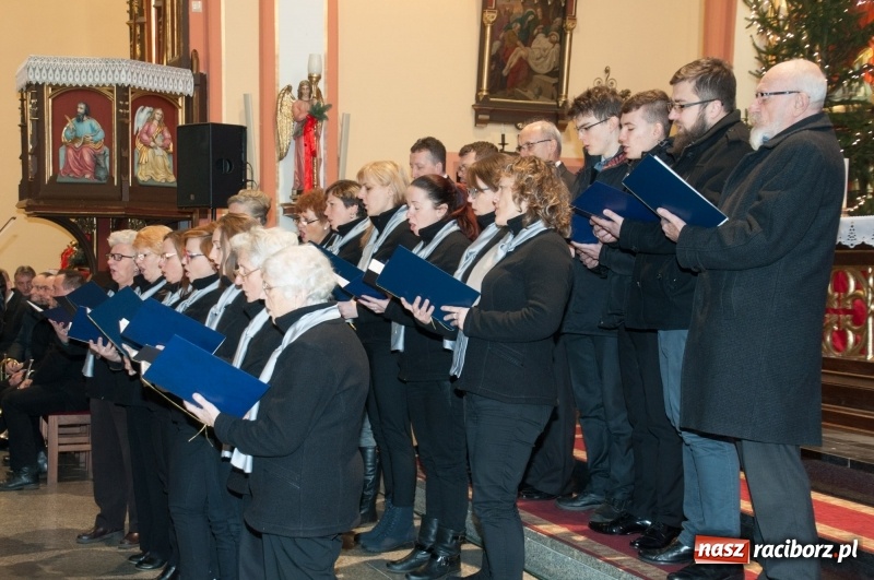 Zdjęcie w galerii na portalu naszraciborz.pl: Weihnachtskonzert – dziesięć chórów i zespołów na świątecznym koncercie DFK w markowickim kościele wiadomości z regionu