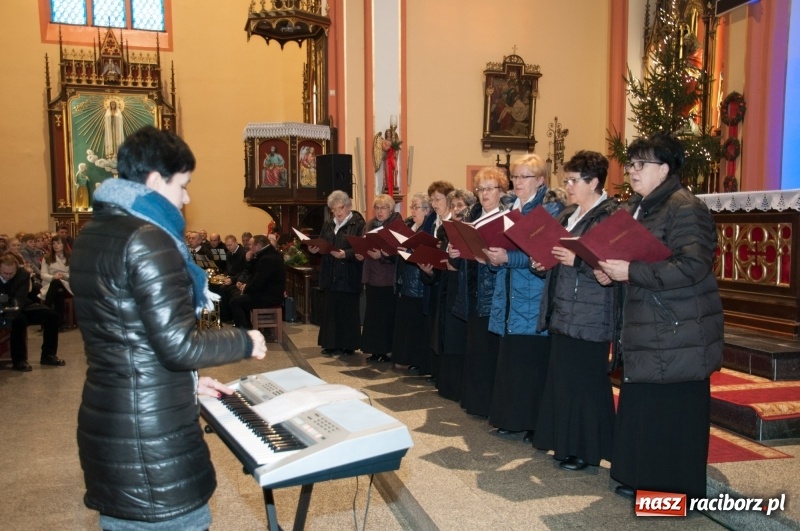 Zdjęcie w galerii na portalu naszraciborz.pl: Weihnachtskonzert – dziesięć chórów i zespołów na świątecznym koncercie DFK w markowickim kościele wiadomości z regionu
