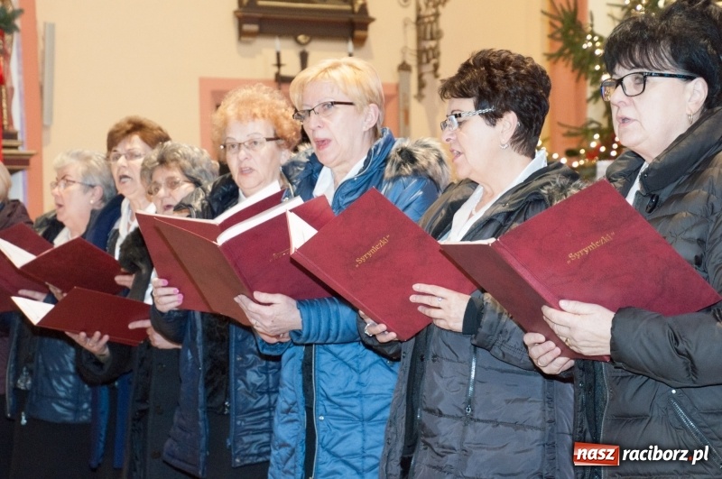 Zdjęcie w galerii na portalu naszraciborz.pl: Weihnachtskonzert – dziesięć chórów i zespołów na świątecznym koncercie DFK w markowickim kościele wiadomości z regionu