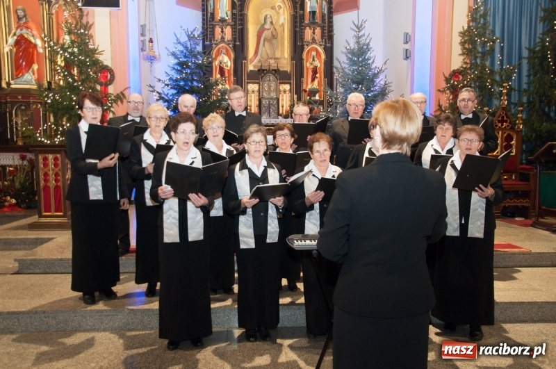 Zdjęcie w galerii na portalu naszraciborz.pl: Weihnachtskonzert – dziesięć chórów i zespołów na świątecznym koncercie DFK w markowickim kościele wiadomości z regionu