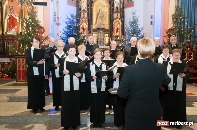Zdjęcie w galerii na portalu naszraciborz.pl: Weihnachtskonzert – dziesięć chórów i zespołów na świątecznym koncercie DFK w markowickim kościele wiadomości z regionu