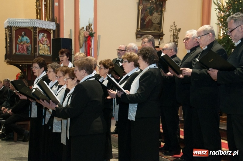 Zdjęcie w galerii na portalu naszraciborz.pl: Weihnachtskonzert – dziesięć chórów i zespołów na świątecznym koncercie DFK w markowickim kościele wiadomości z regionu