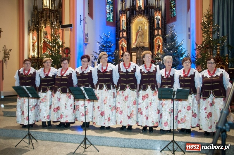 Zdjęcie w galerii na portalu naszraciborz.pl: Weihnachtskonzert – dziesięć chórów i zespołów na świątecznym koncercie DFK w markowickim kościele wiadomości z regionu