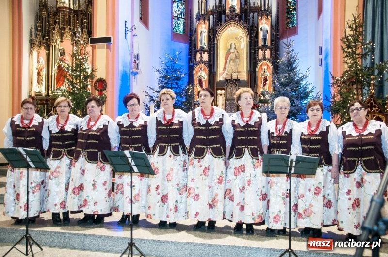 Zdjęcie w galerii na portalu naszraciborz.pl: Weihnachtskonzert – dziesięć chórów i zespołów na świątecznym koncercie DFK w markowickim kościele wiadomości z regionu
