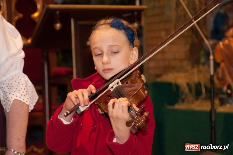 Zdjęcie w galerii na portalu naszraciborz.pl: Weihnachtskonzert – dziesięć chórów i zespołów na świątecznym koncercie DFK w markowickim kościele wiadomości z regionu