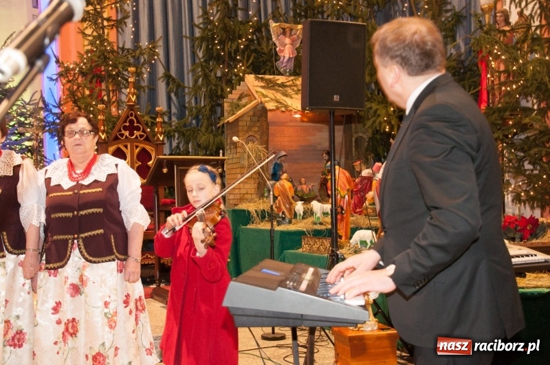 Zdjęcie w galerii na portalu naszraciborz.pl: Weihnachtskonzert – dziesięć chórów i zespołów na świątecznym koncercie DFK w markowickim kościele wiadomości z regionu