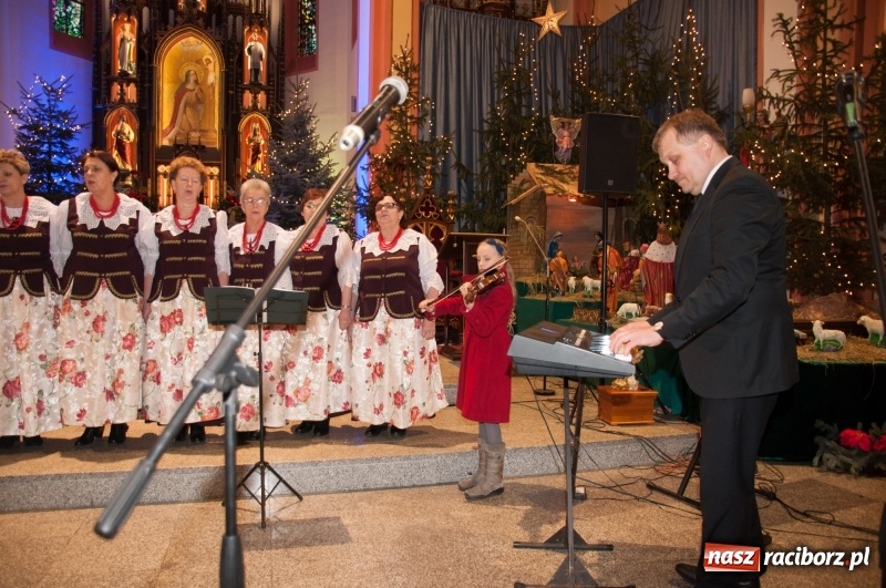 Zdjęcie w galerii na portalu naszraciborz.pl: Weihnachtskonzert – dziesięć chórów i zespołów na świątecznym koncercie DFK w markowickim kościele wiadomości z regionu