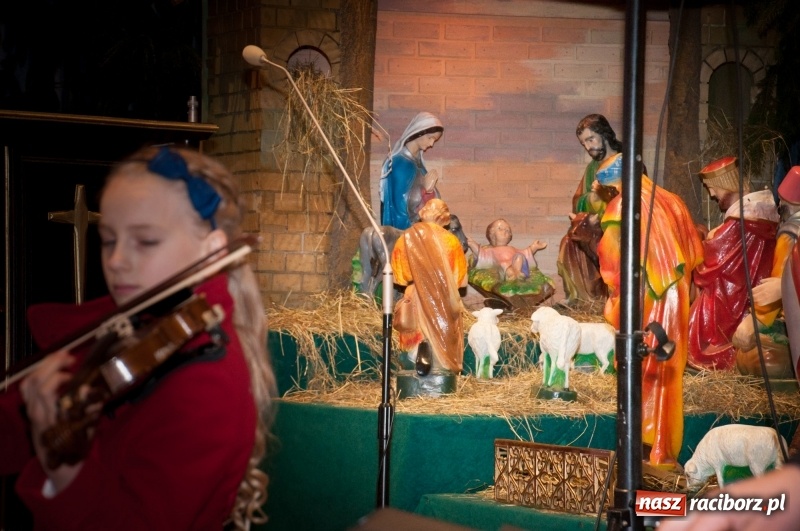 Zdjęcie w galerii na portalu naszraciborz.pl: Weihnachtskonzert – dziesięć chórów i zespołów na świątecznym koncercie DFK w markowickim kościele wiadomości z regionu