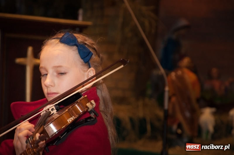 Zdjęcie w galerii na portalu naszraciborz.pl: Weihnachtskonzert – dziesięć chórów i zespołów na świątecznym koncercie DFK w markowickim kościele wiadomości z regionu