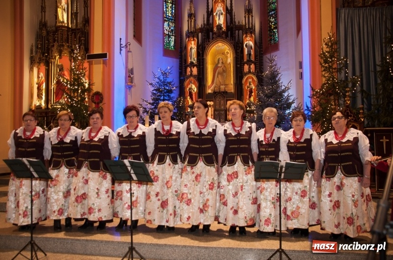 Zdjęcie w galerii na portalu naszraciborz.pl: Weihnachtskonzert – dziesięć chórów i zespołów na świątecznym koncercie DFK w markowickim kościele wiadomości z regionu