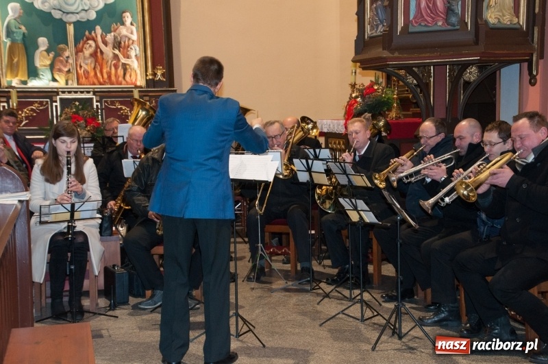 Zdjęcie w galerii na portalu naszraciborz.pl: Weihnachtskonzert – dziesięć chórów i zespołów na świątecznym koncercie DFK w markowickim kościele wiadomości z regionu