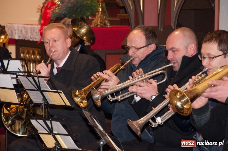 Zdjęcie w galerii na portalu naszraciborz.pl: Weihnachtskonzert – dziesięć chórów i zespołów na świątecznym koncercie DFK w markowickim kościele wiadomości z regionu