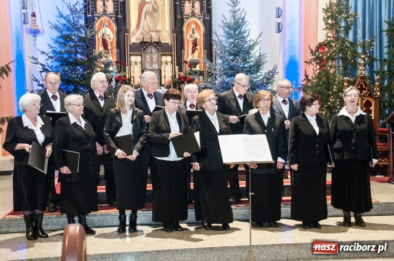 Zdjęcie w galerii na portalu naszraciborz.pl: Weihnachtskonzert – dziesięć chórów i zespołów na świątecznym koncercie DFK w markowickim kościele wiadomości z regionu