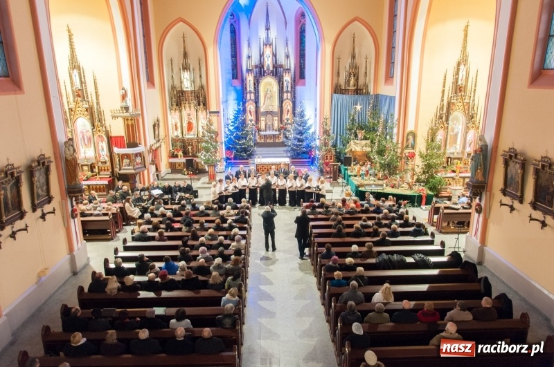 Zdjęcie w galerii na portalu naszraciborz.pl: Weihnachtskonzert – dziesięć chórów i zespołów na świątecznym koncercie DFK w markowickim kościele wiadomości z regionu