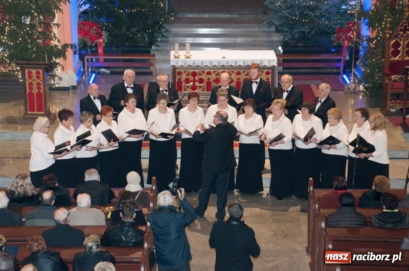Zdjęcie w galerii na portalu naszraciborz.pl: Weihnachtskonzert – dziesięć chórów i zespołów na świątecznym koncercie DFK w markowickim kościele wiadomości z regionu