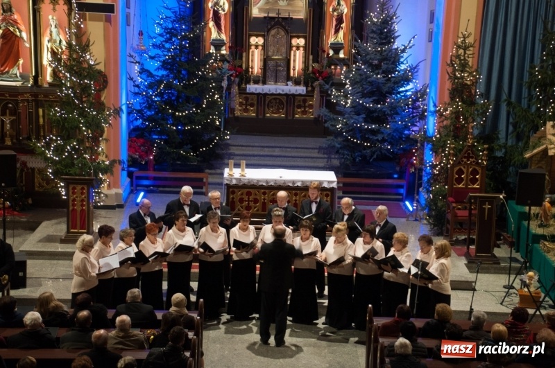 Zdjęcie w galerii na portalu naszraciborz.pl: Weihnachtskonzert – dziesięć chórów i zespołów na świątecznym koncercie DFK w markowickim kościele wiadomości z regionu