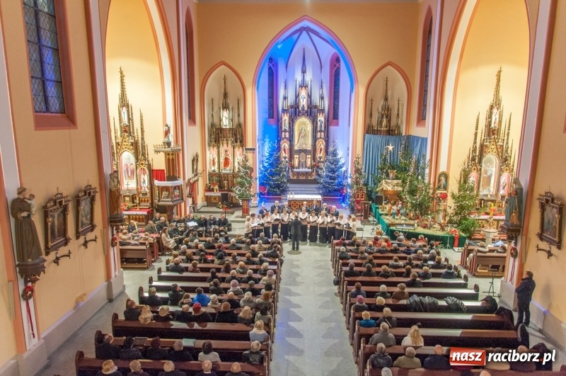 Zdjęcie w galerii na portalu naszraciborz.pl: Weihnachtskonzert – dziesięć chórów i zespołów na świątecznym koncercie DFK w markowickim kościele wiadomości z regionu