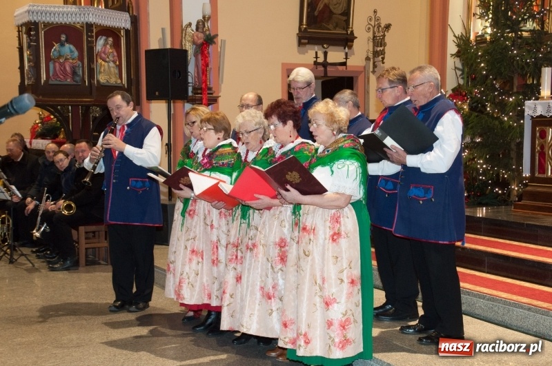 Zdjęcie w galerii na portalu naszraciborz.pl: Weihnachtskonzert – dziesięć chórów i zespołów na świątecznym koncercie DFK w markowickim kościele wiadomości z regionu