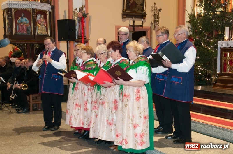 Zdjęcie w galerii na portalu naszraciborz.pl: Weihnachtskonzert – dziesięć chórów i zespołów na świątecznym koncercie DFK w markowickim kościele wiadomości z regionu